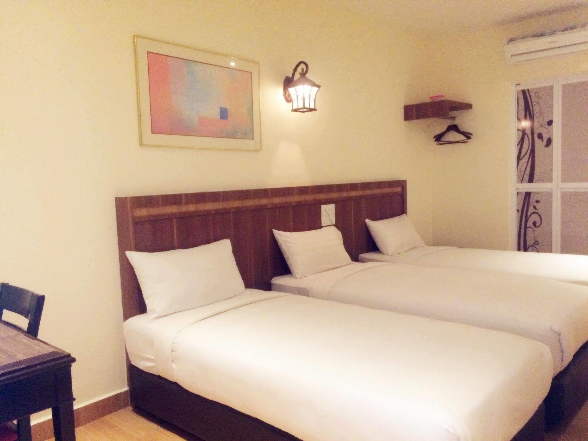 Super Oyo 596 The Vintage Hotel Johor Bahru Esterno foto